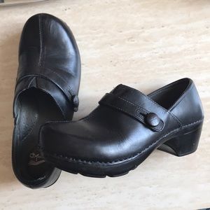 EUC - Dansko Black Leather Clogs - 38